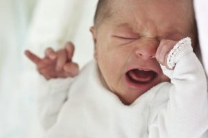 گریه نوزاد : علت و راه های درمان آن در سایت فروشگاهی ناجی طب (آنلاین)