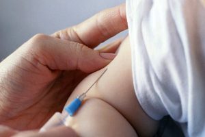 واکسن زدن به کودکان: مراقبت و آشنایی با انواع واکسن در فروشگاه ناجی طب